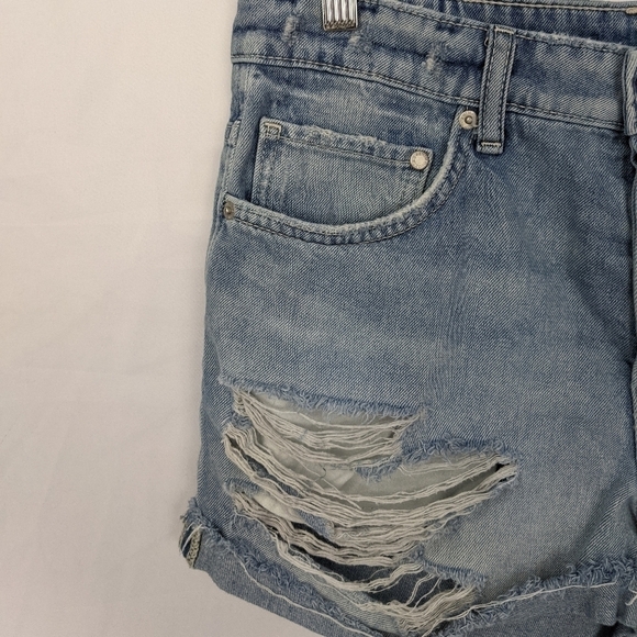 Women's size 6 Distressed Shorts - Picture 3 of 8